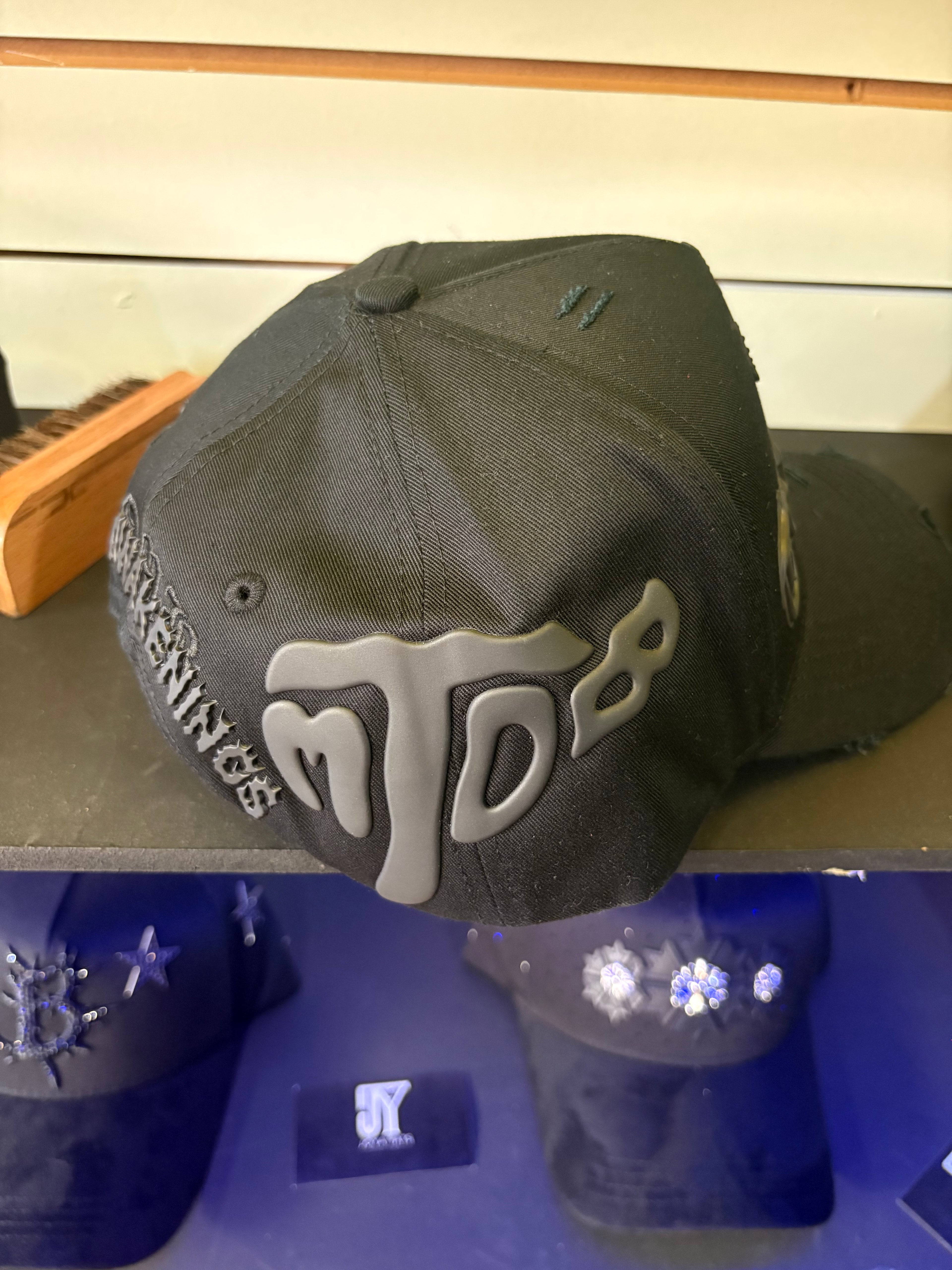Rude x Tombochio “total black”