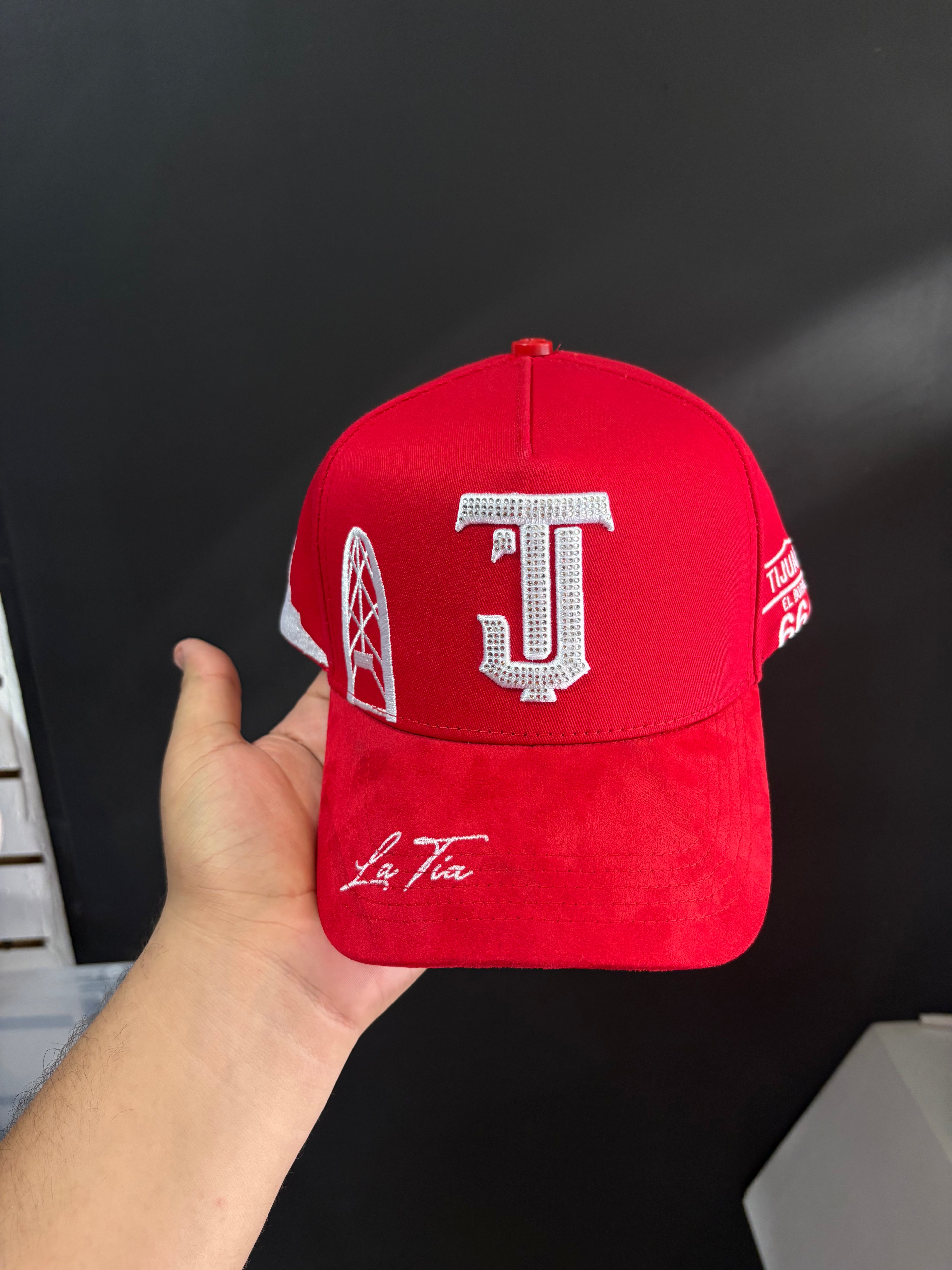Cv hats “la tia”
